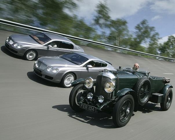 Bentley gibt Gas auf dem AvD - Oldtimer Grand Prix am Nürburgring. Neben den Klassikern, wie einem Bentley 4,5 Litre von 1930, bringt der britische Traditionshersteller auch die neuesten Modelle in die Eiffel.